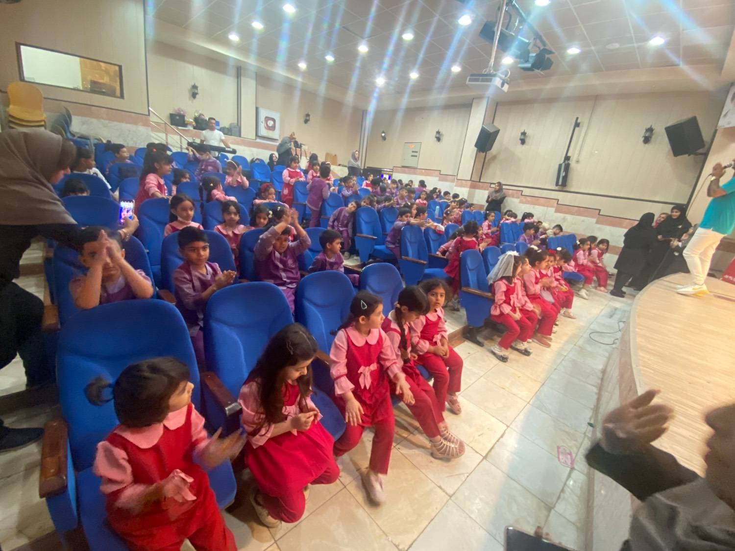 دانش آموزان شاد مدرسه طلوع دانش